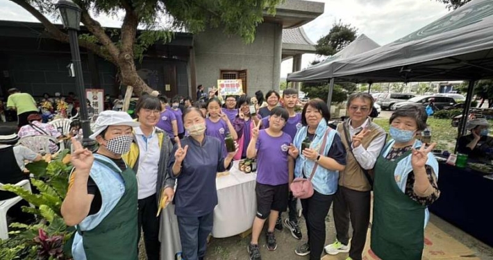 福德國小卓鴻賓校長、翁雅惠主任帶領學生，推廣手做環保洗碗精，助學生能畢旅圓夢。