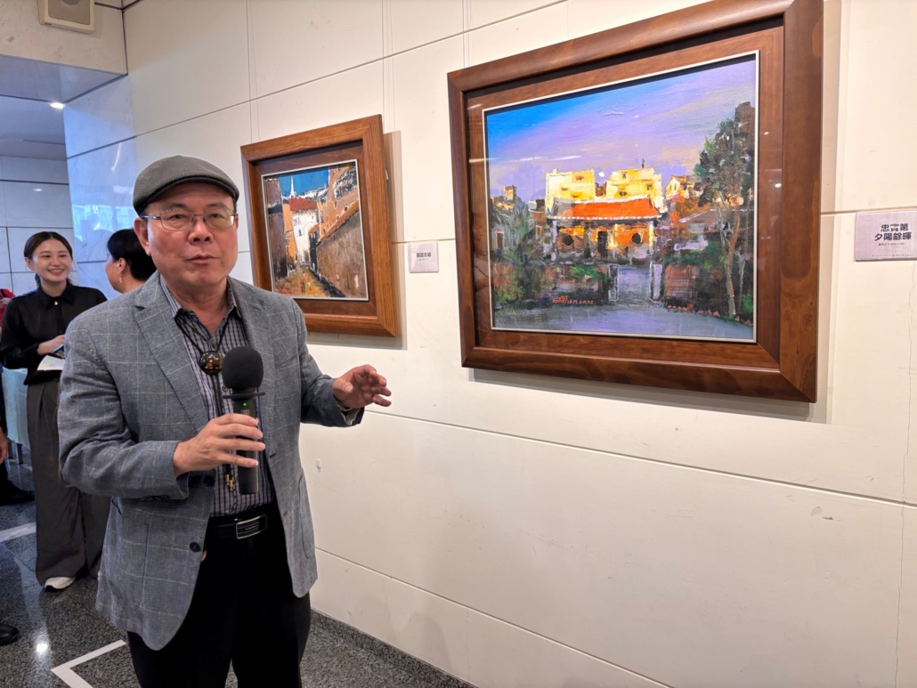 林金田老師於展覽現場導覽其具象作品《忠實第 夕陽餘暉》,分享創作靈感與對家鄉永靖的深厚情感,引領觀眾走入其畫筆構築的文化風景。(頂新和德文教基金會提供)